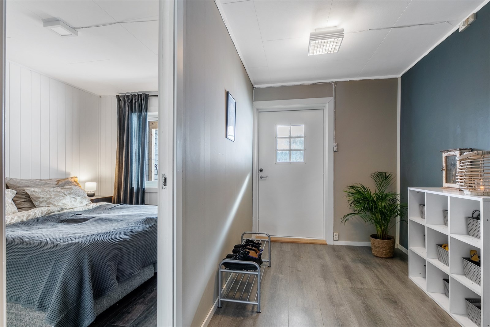 Velkommen inn! Entré med garderobeplass. Galleribilde