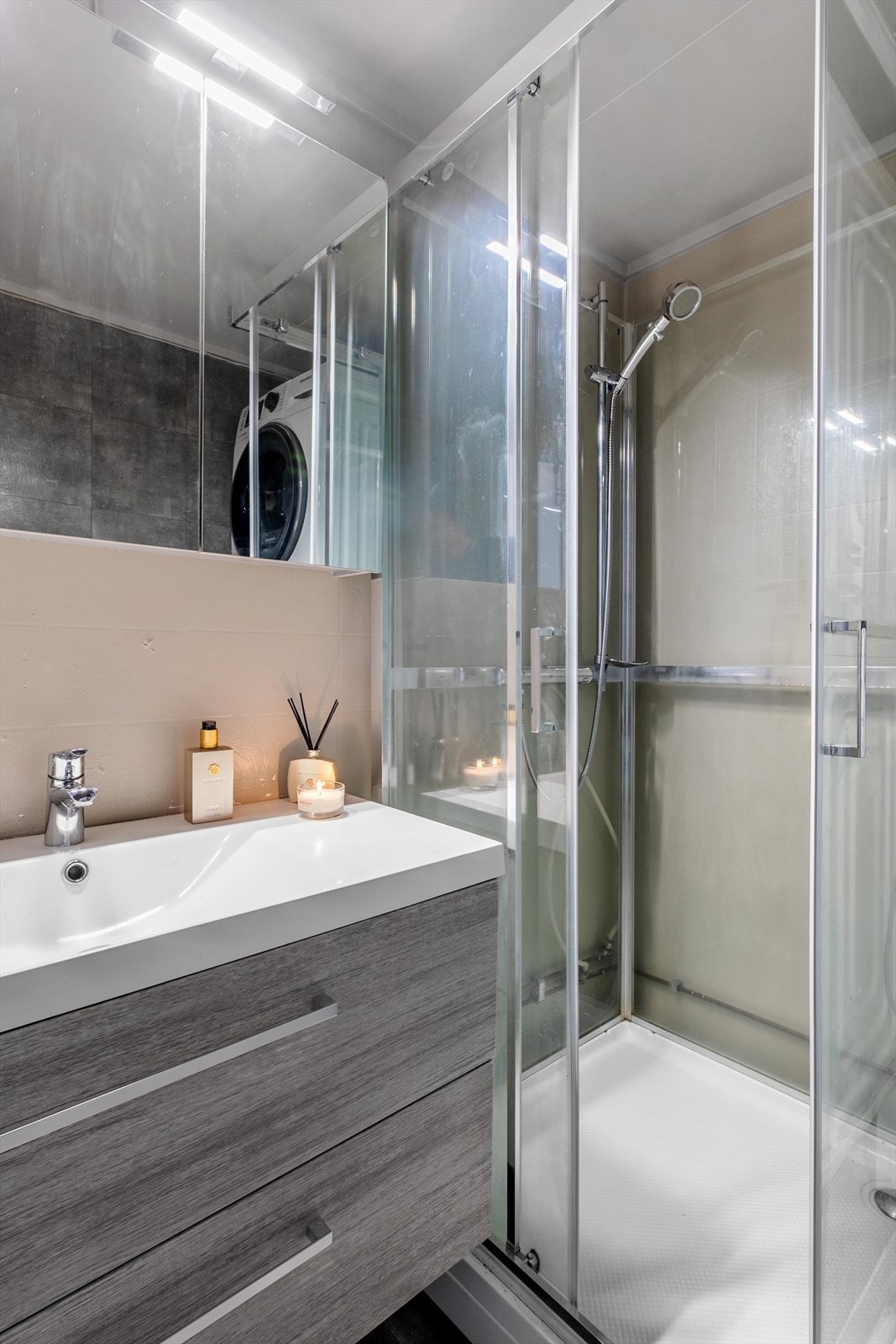 Over servanten er det speilskap med god plass. Galleribilde