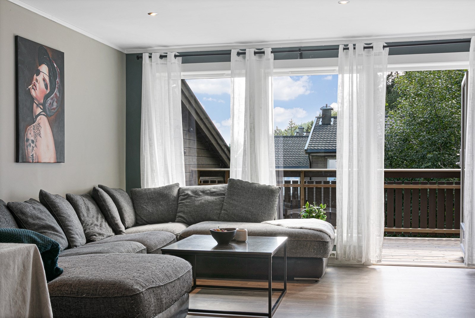 Stuen ligger mot syd og det kommer mye lys inn gjennom de store vinduene. Galleribilde