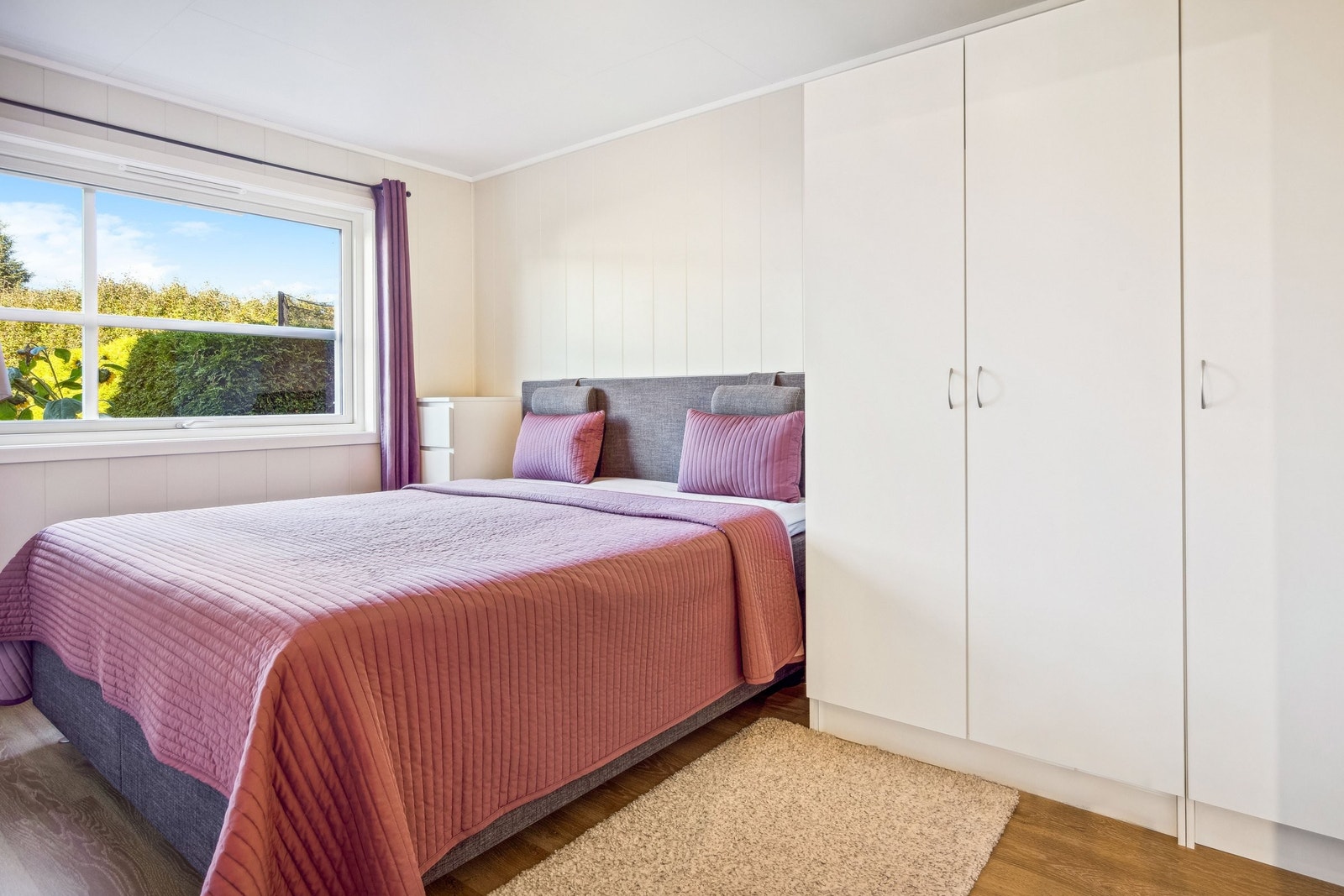 Romslig og luftig soverom med stort skap Galleribilde