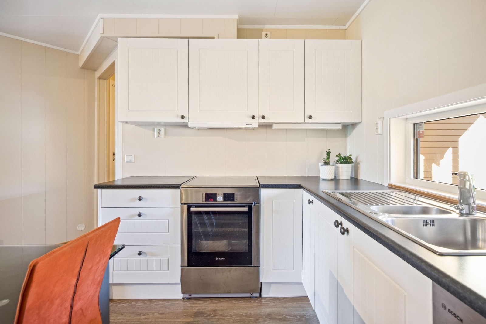 Hvit kjøkkeninnredning Galleribilde