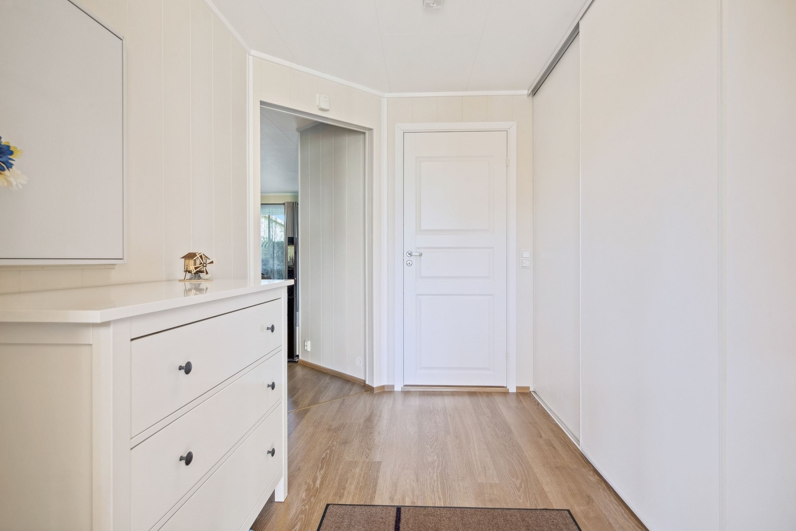 Romslig inngang med skyvedørsgarderobe Galleribilde