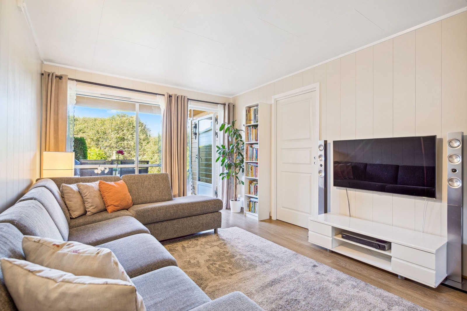 Stuens utforming gir god plass til sofagruppe, TV-møblement, og øvrig ønsket møblement. Galleribilde