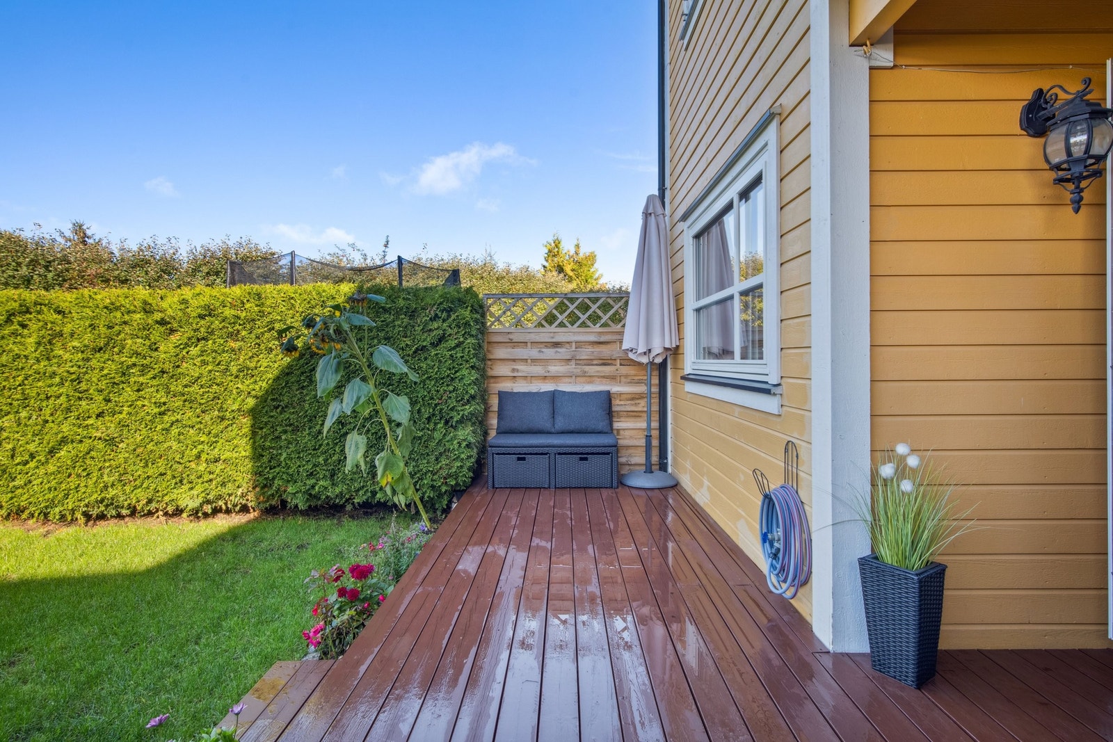 Terrassen har god plass både til sittegruppe, grill og tilhørende møbler Galleribilde