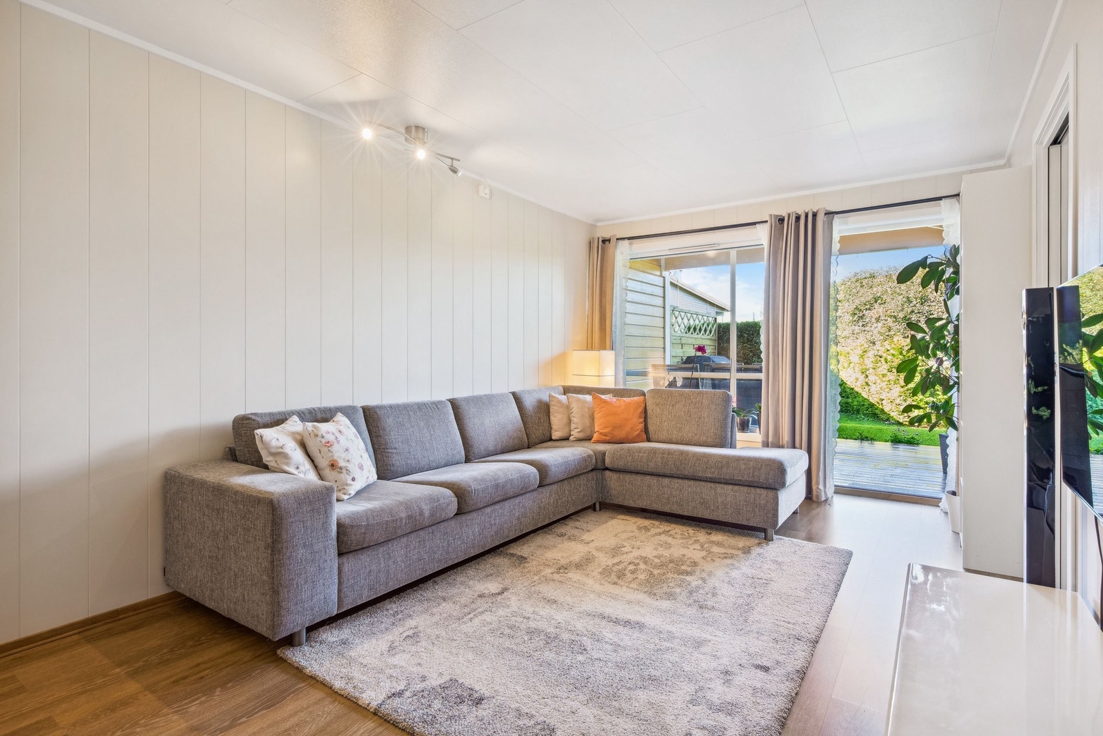 Utgang fra stue til solrik markterrasse og hage på ca. 17 kvm Galleribilde