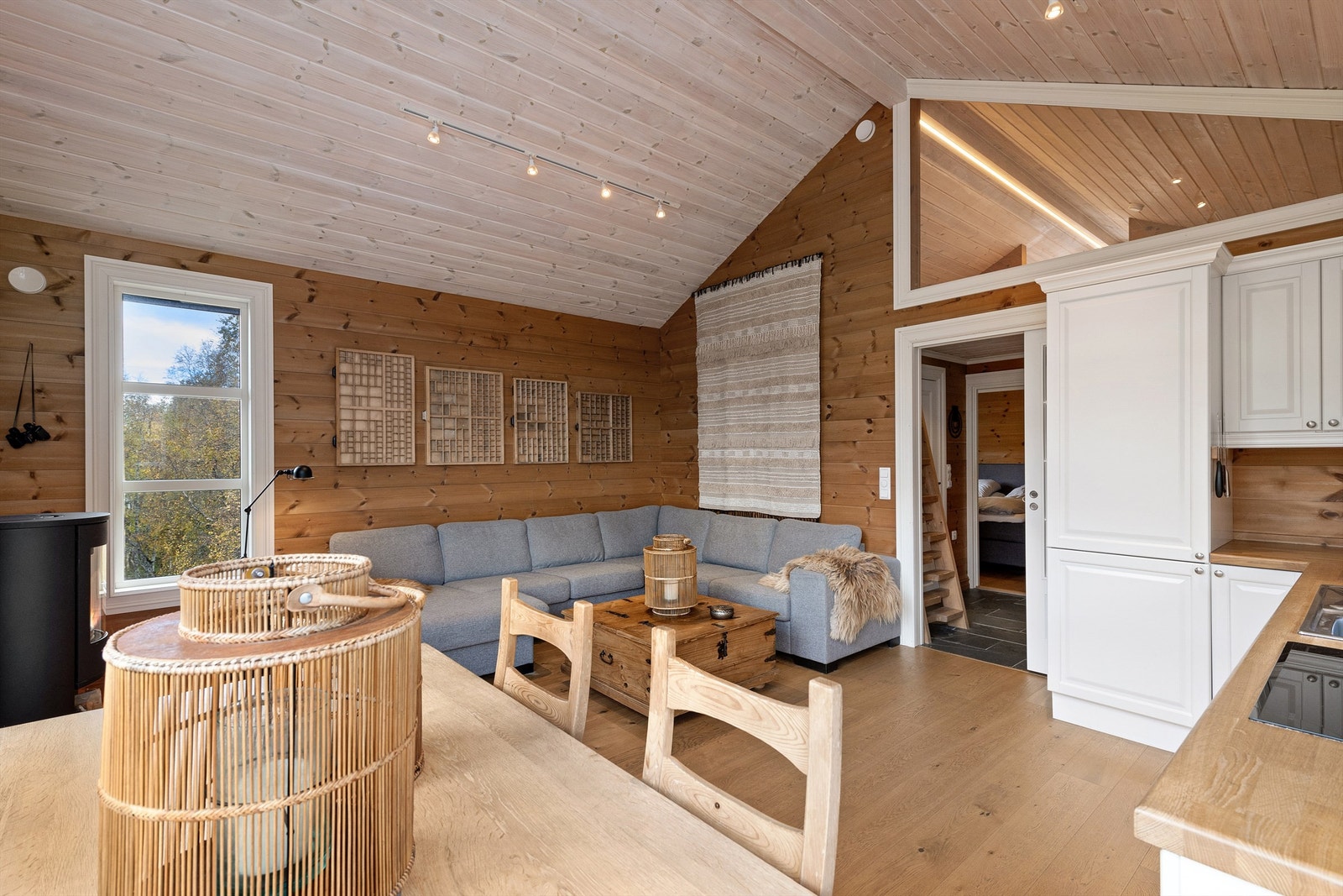 Stuen har god takhøyde som gir en god romfølelse Galleribilde