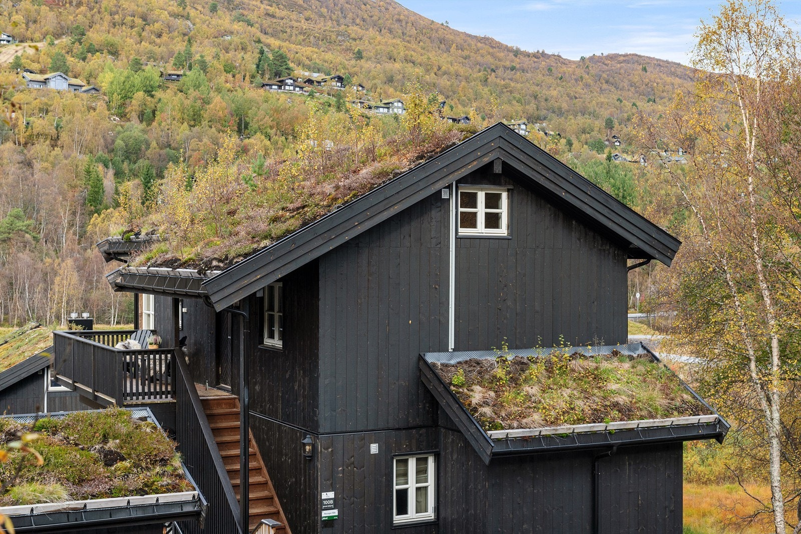 Leiligheten ligger i toppetasjen i første leilighetsbygg på høyre hånd når du kjører inn i hyttefeltet Galleribilde