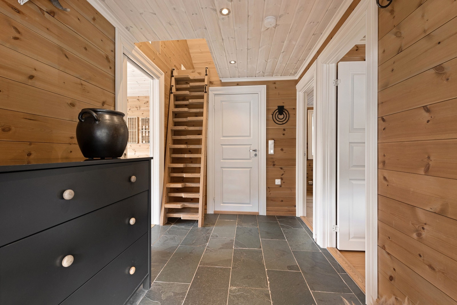 Trapp fra gang/entre til hems over deler av leiligheten Galleribilde