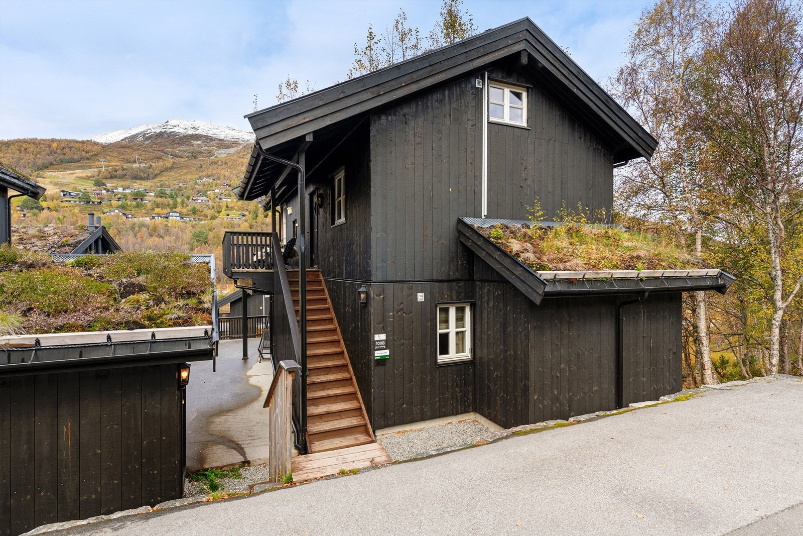 Fasade og adkomst til leiligheten via utvendig trapp Galleribilde