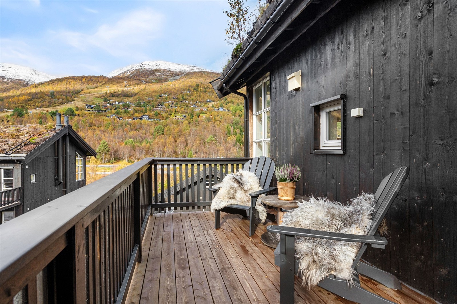 Vestvendt veranda i tilknytning til inngangsparti Galleribilde