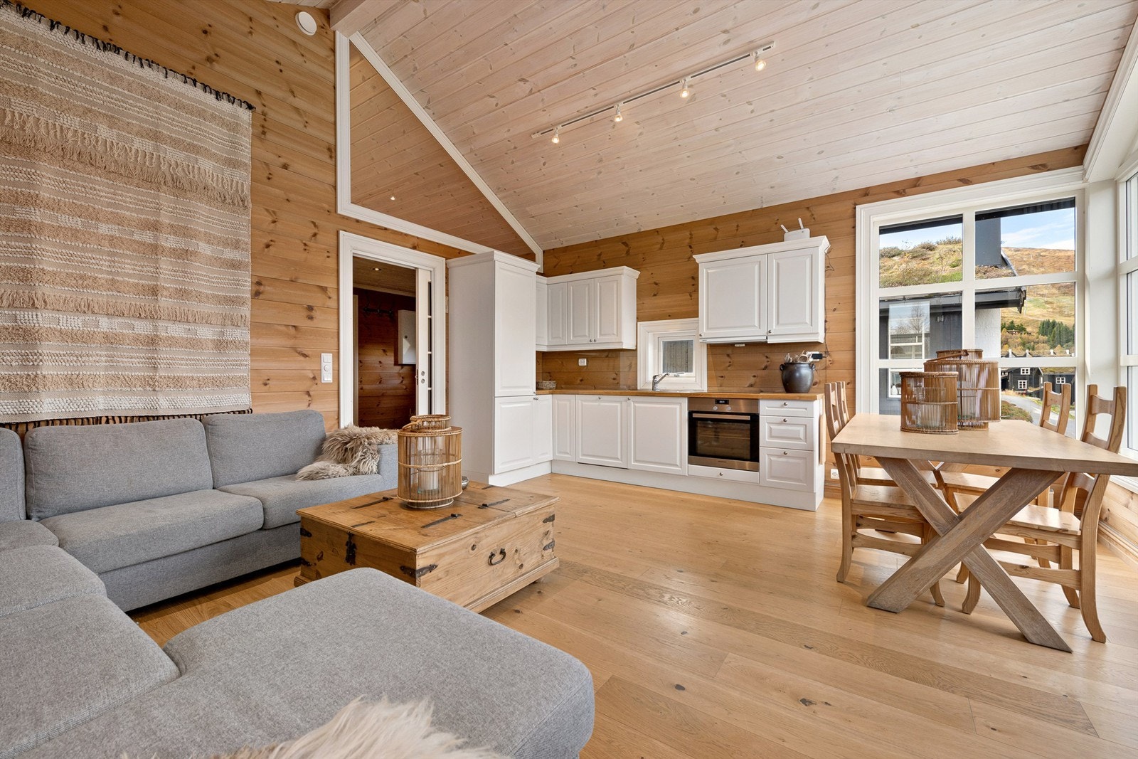 Det er god plass til både sofagruppe og spisestue Galleribilde