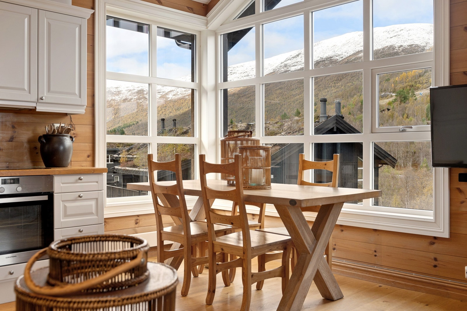 Koselig spiseplass ved vindu og flott utsikt mot skitrekket på Roaldsiden Galleribilde