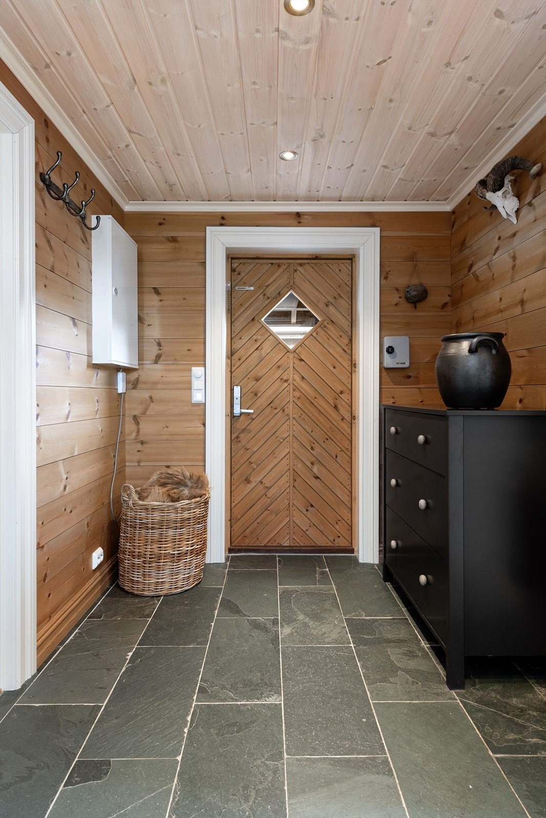 Entre/inngangsparti med skiferfliser på gulv med gulvvarme Galleribilde