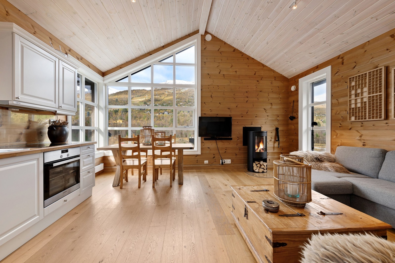 Krogsveen Sunnmøre v/Eiendomsmegler Elisabeth Skjold har gleden av å presentere en lys og gjennomført toppleilighet på Strandafjellet med 2 soverom og hems Garasjeplass. Veranda. Galleribilde