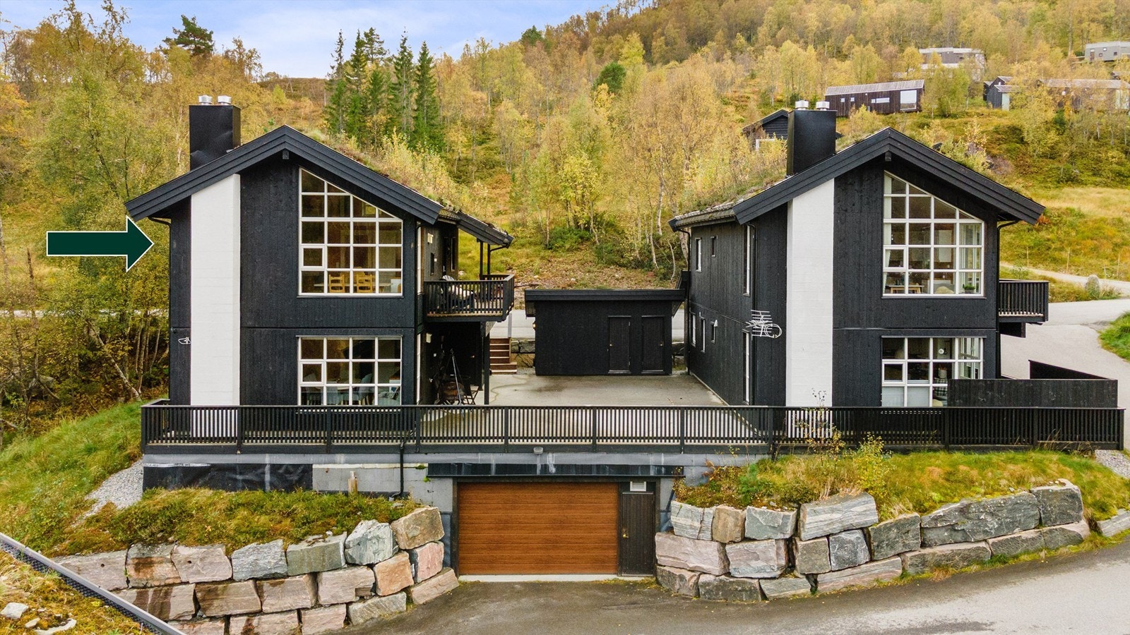 Fasade av sameiet med parkeringsanelgg i underetasjen Galleribilde