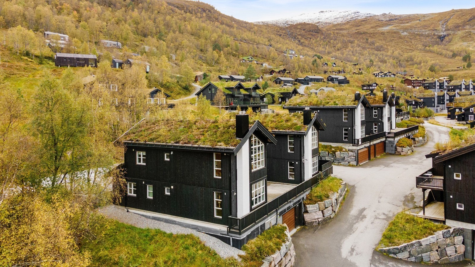 Dronebilde av eiendommen og nærområdet Galleribilde