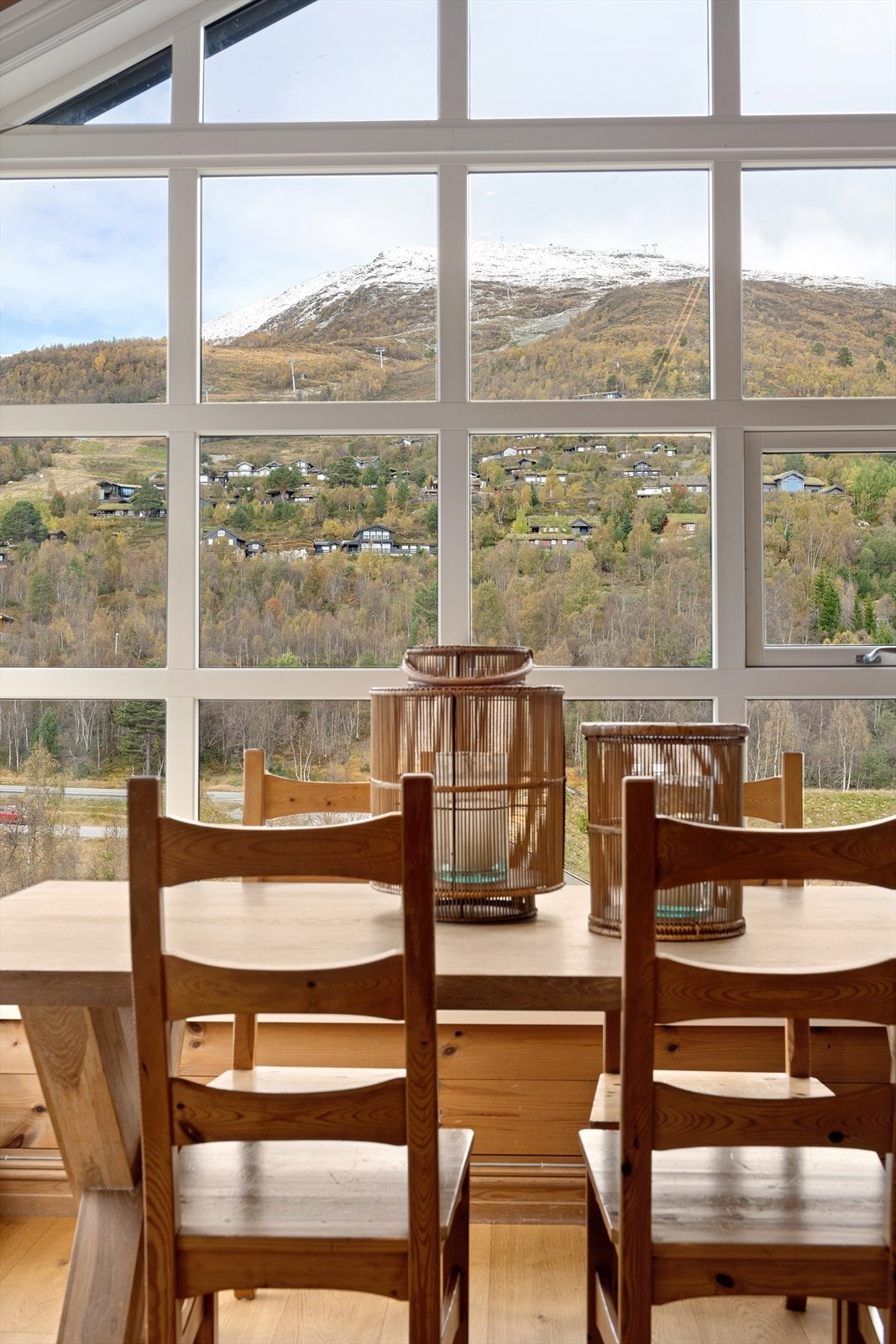 Fra spiseplassen er det flott utsikt mot skitrekket på Roaldsiden og Roaldshorn Galleribilde