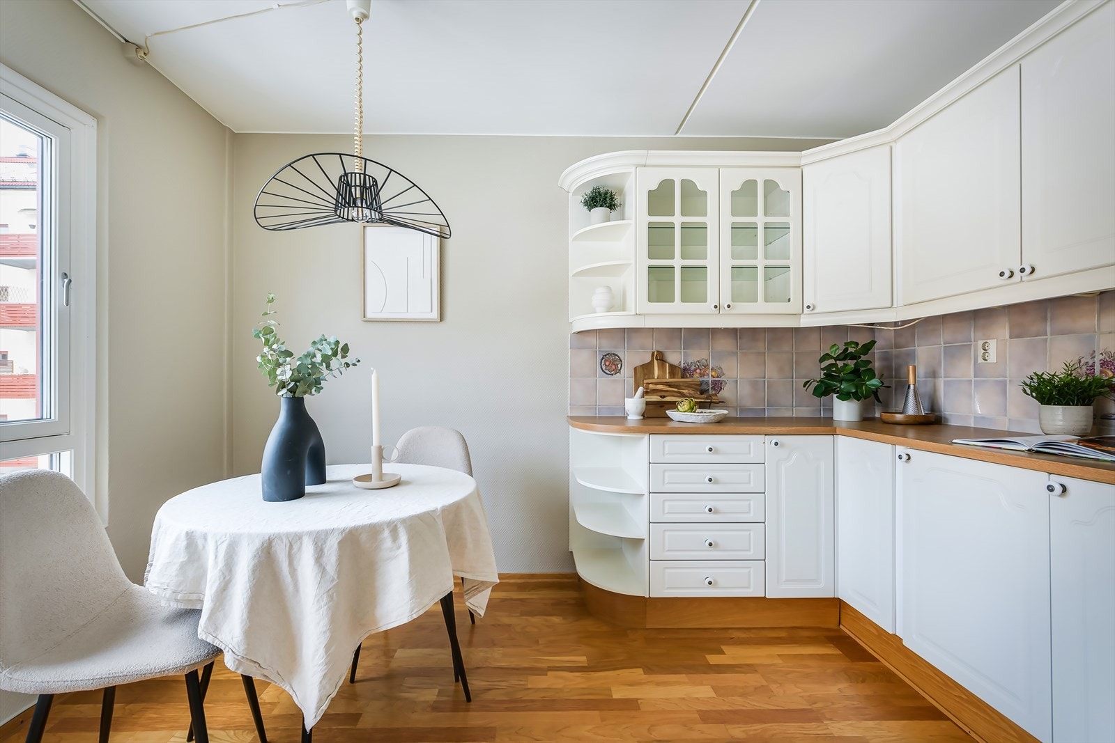 Innredningen består av profilerte fronte, laminat benkeplate, fliser på vegger over benkeplaten og nedfelt stålvask med ettgreps blandebatteri Galleribilde