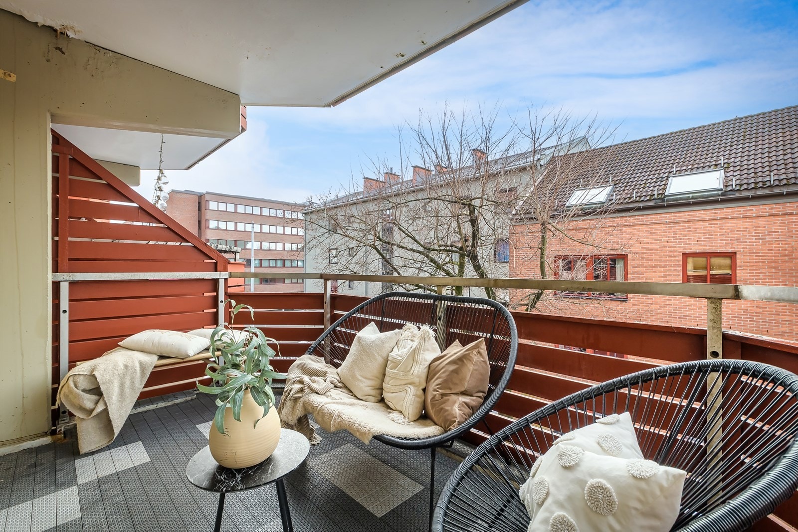 Den romslige balkongen på 7 kvm er perfekt for å nyte både solrike dager og lune kvelder, med plass til avslapning og hyggelige stunder. Galleribilde