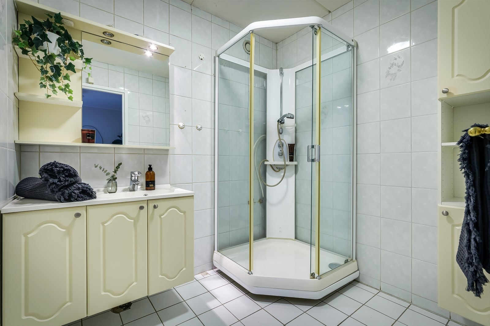 Eldre flislagt bad som etter anbefaling trengs å totalrenoveres. Dette må gjøres for at badet skal kunne tåle normal bruk etter dagens krav Galleribilde