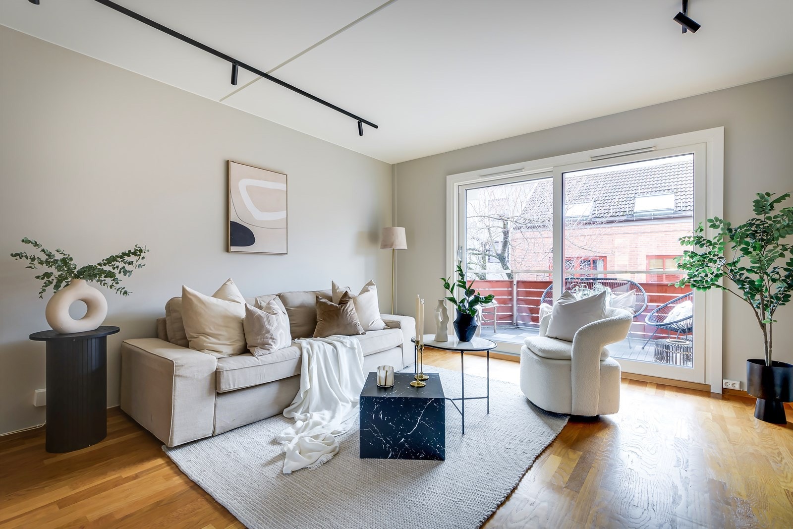 Balkongdøren og vinduer ble byttet i 2020 og alle veggene i leiligheten ble malt i 2024. Galleribilde