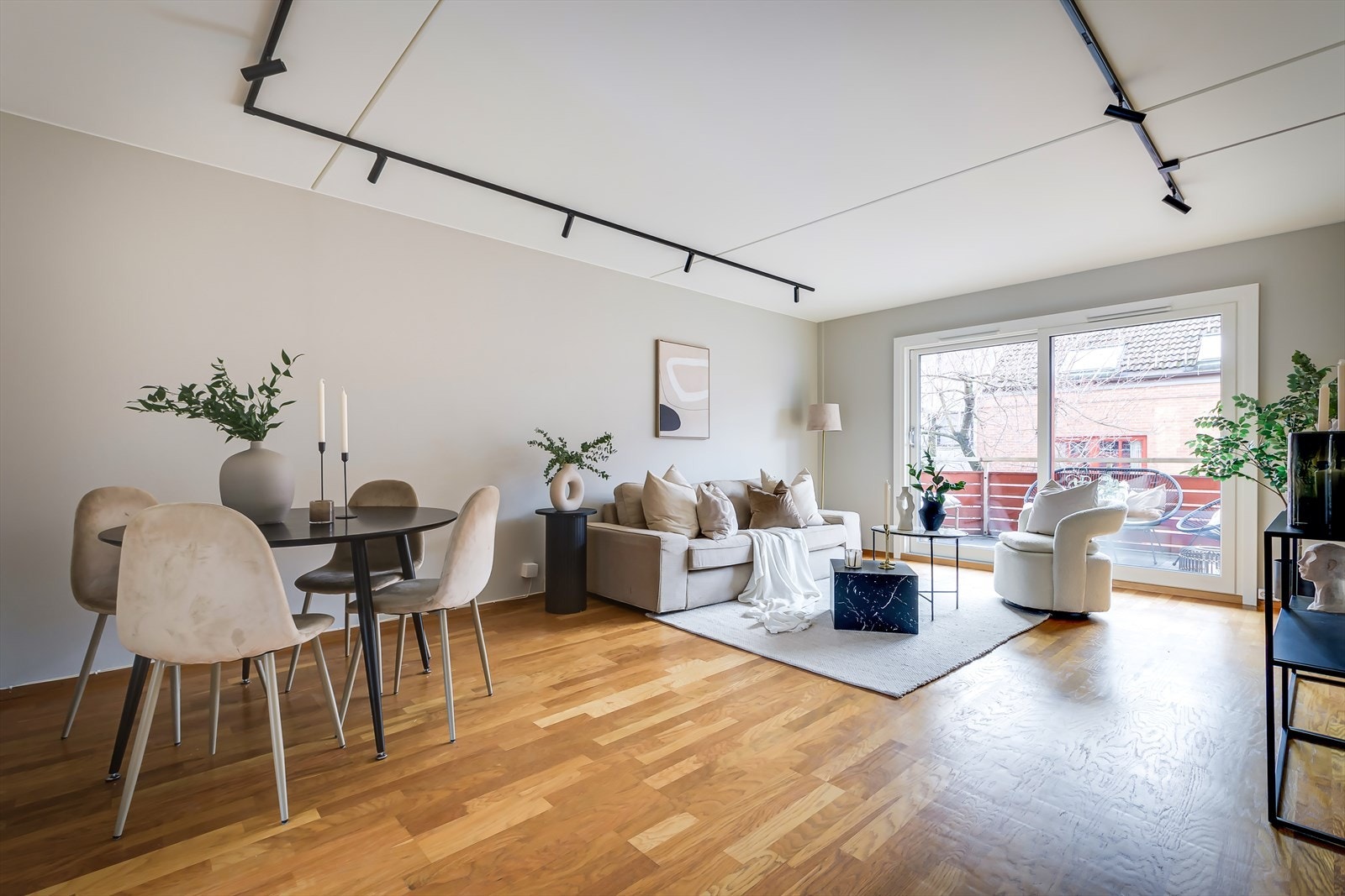 Lys og romslig stue med store vindusflater som slipper inn rikelig med dagslys. Herfra er det utgang til balkongen på 7 kvm. Galleribilde