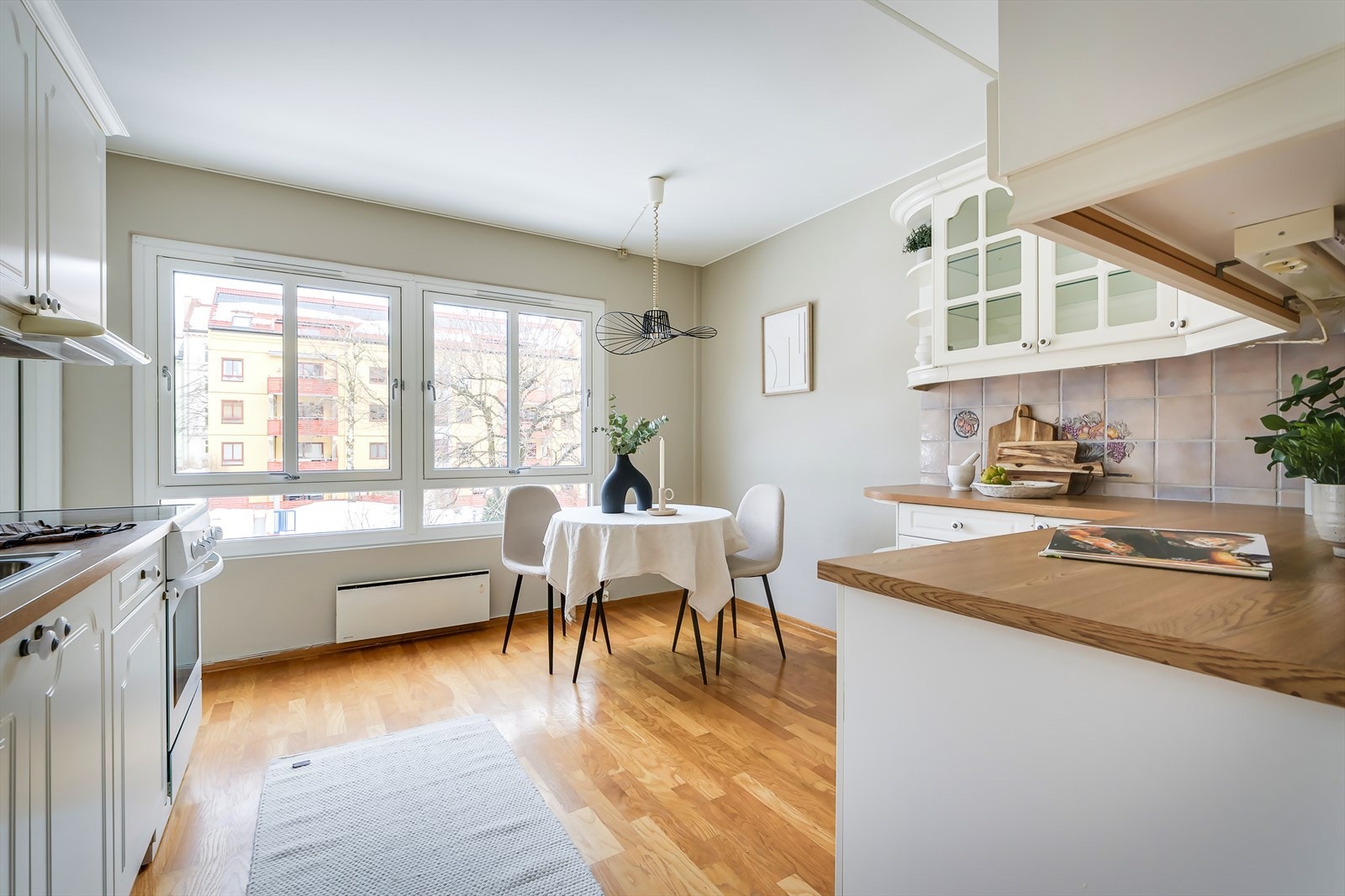 Lyst og koselig kjøkken med store vinduer som slipper inn rikelig med naturlig lys. Fra kjøkkenet har du en utsikt ut mot bakgården. Galleribilde