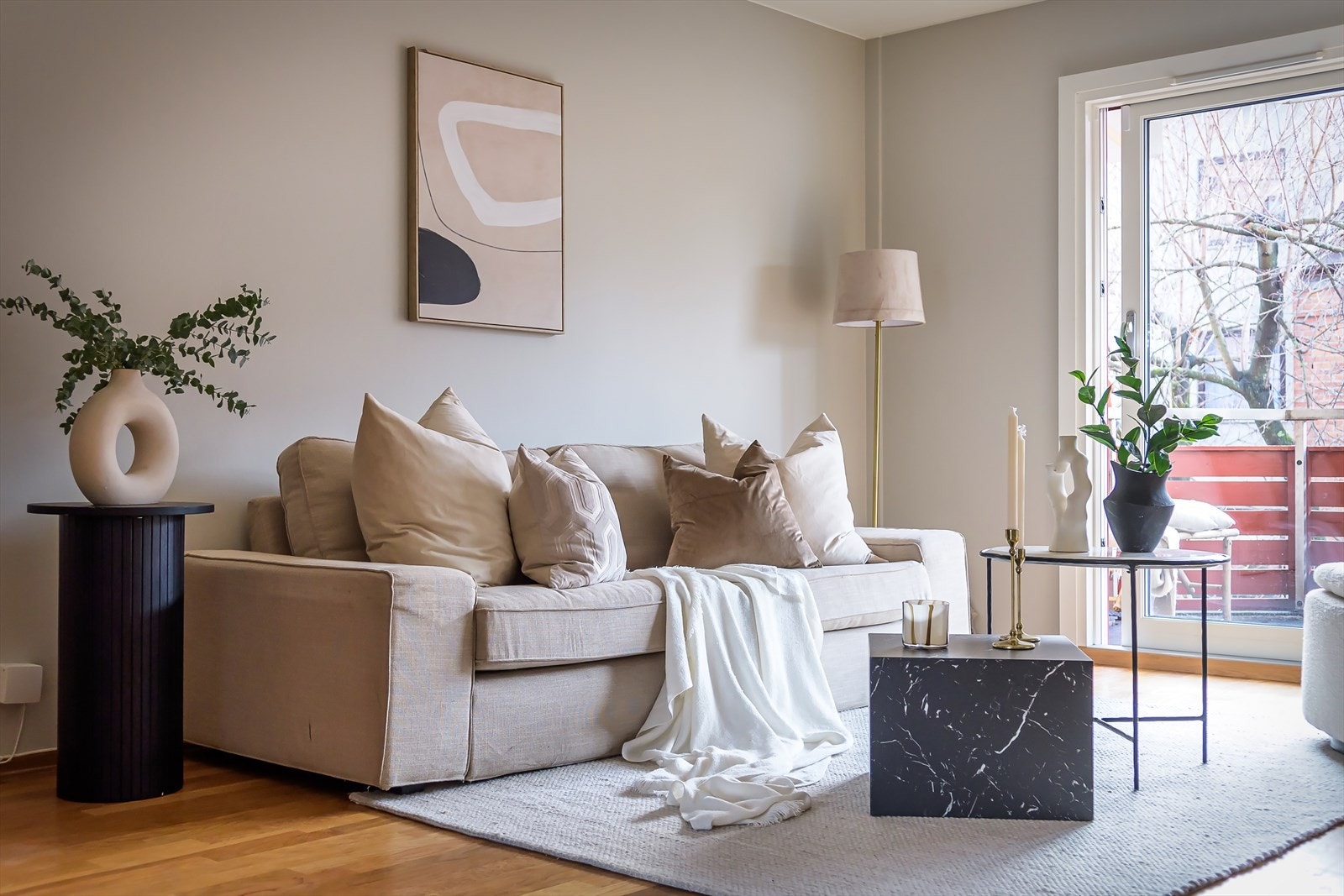 Stuen er malt i en lun farge med parkettgulv, noe som gjør den enkel å innrede etter eget ønske. Galleribilde