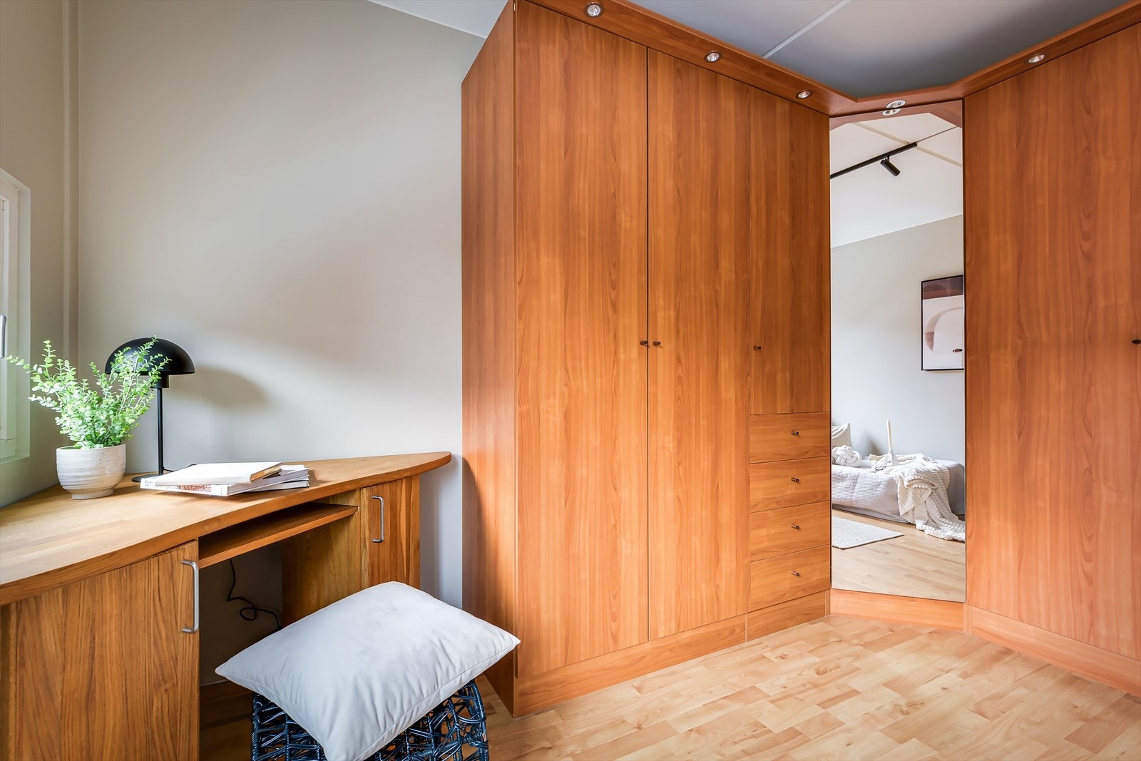 Et romslig garderobeskap med god oppbevaringsplass, downlights og speil. Galleribilde