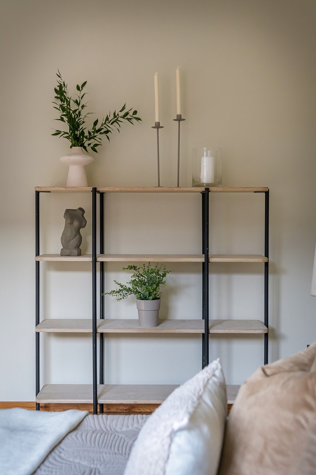 Begge soverommene er malt i en lun farge med laminat gulv. Galleribilde