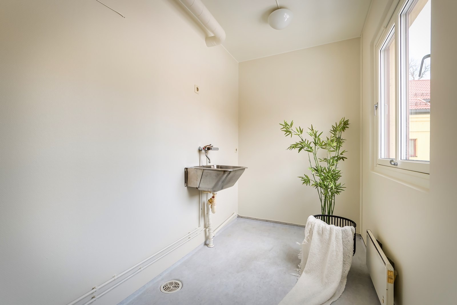 Boligen har også et vaskerom. Vaskerommet må totalrenoveres for at det skal kunne tåle normal bruk. Galleribilde