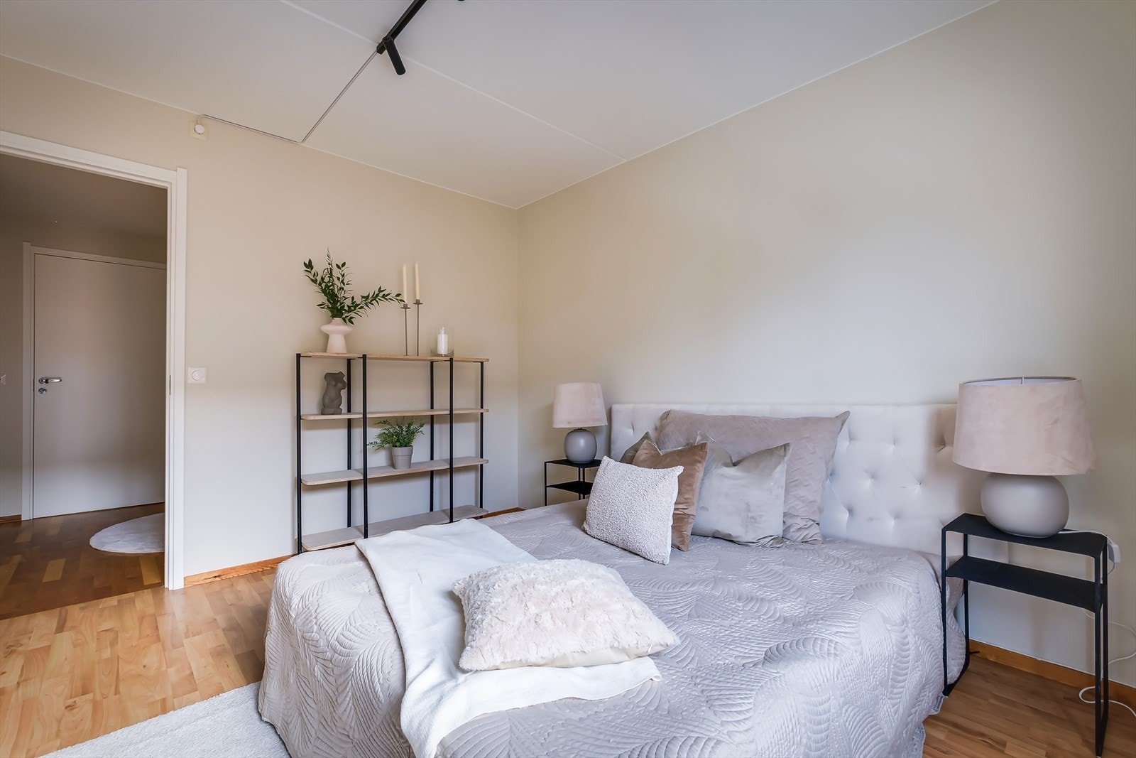 Her er det god plass til dobbeltseng, nattbord og garderobeskap. Galleribilde