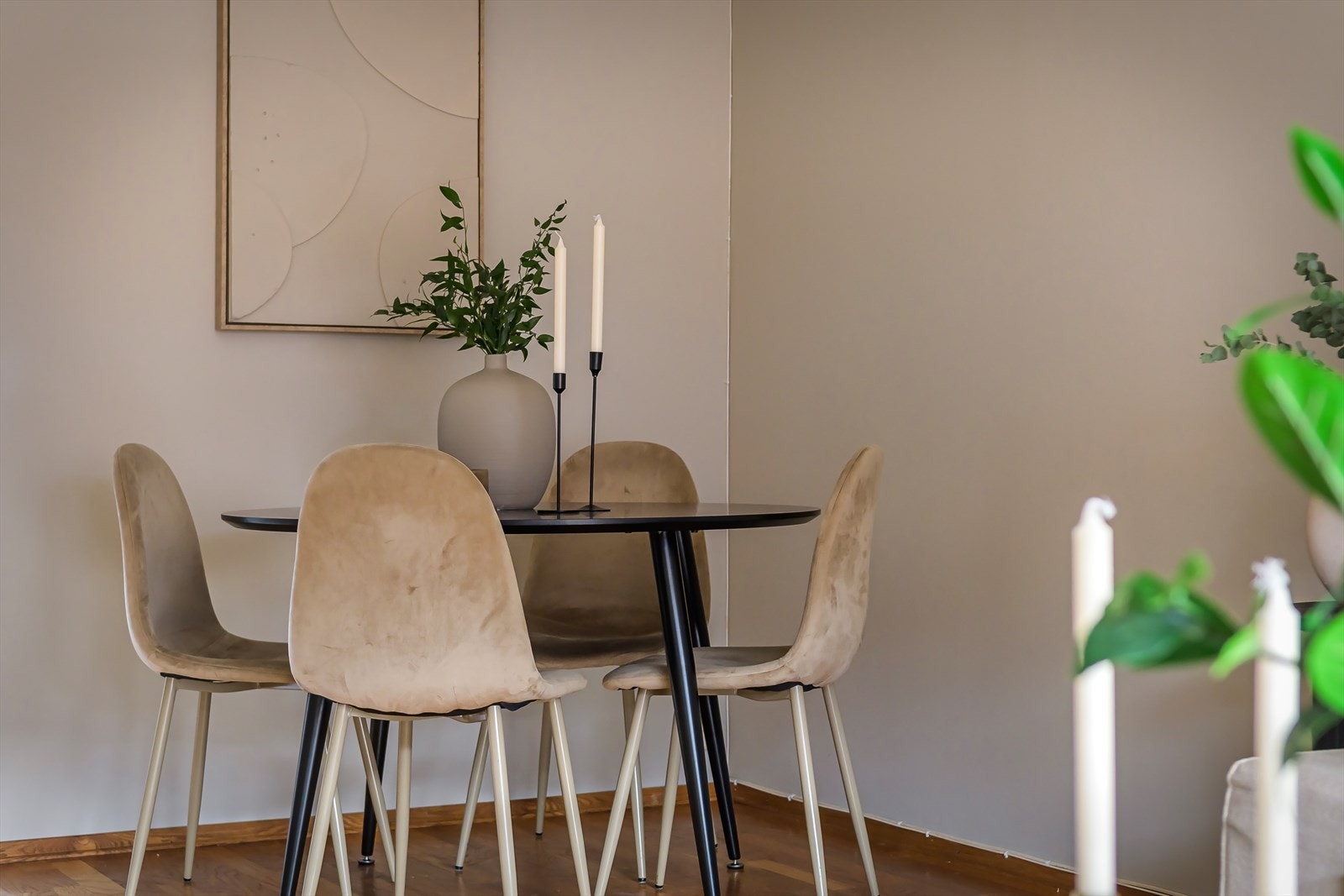 I stua er det god plass til et større spisebord. Her kan du samle hele familien eller vennegjengen for en hyggelig middag. Galleribilde