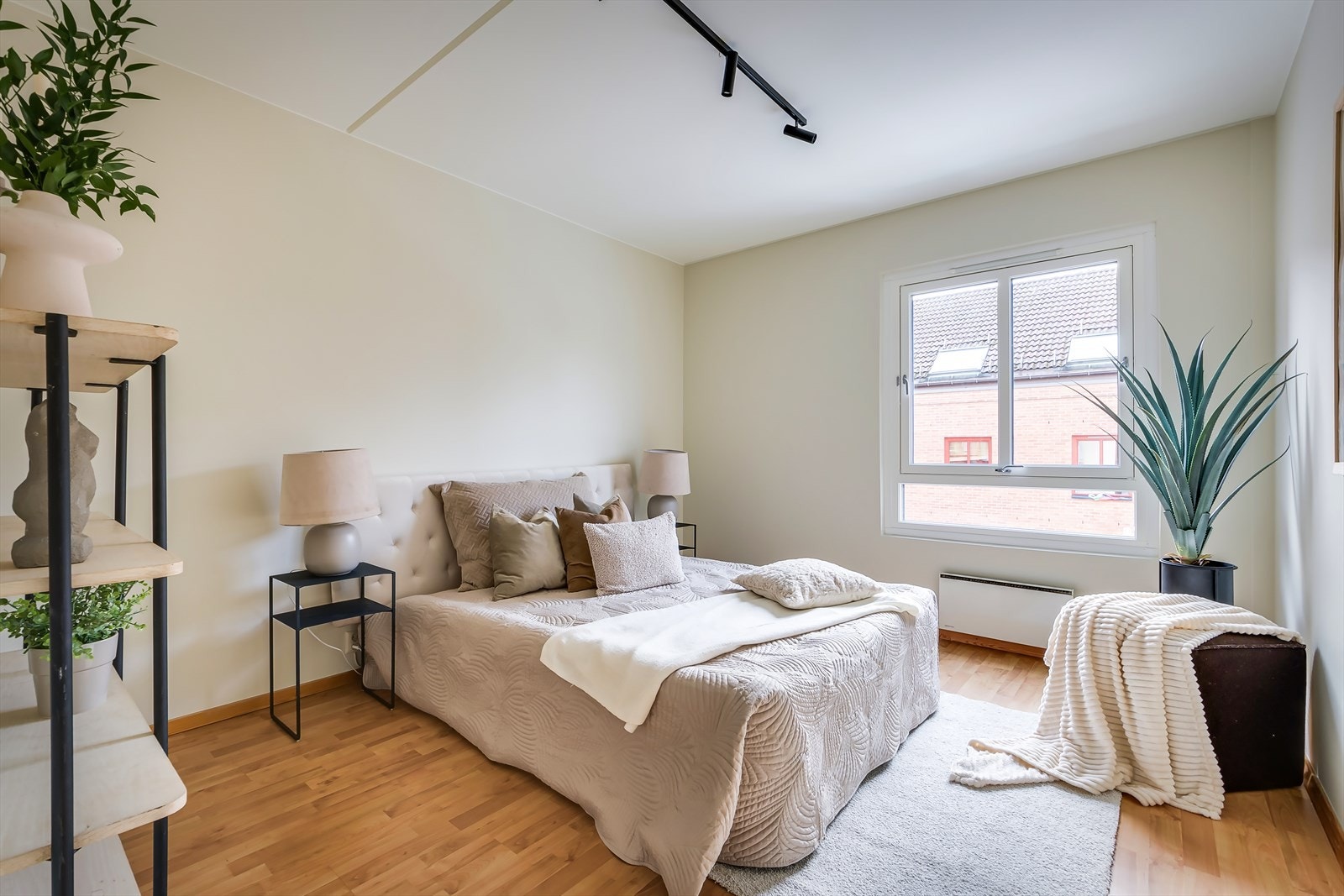 Et lyst og luftig soverom med store vinduer som slipper inn naturlig dagslys. Galleribilde