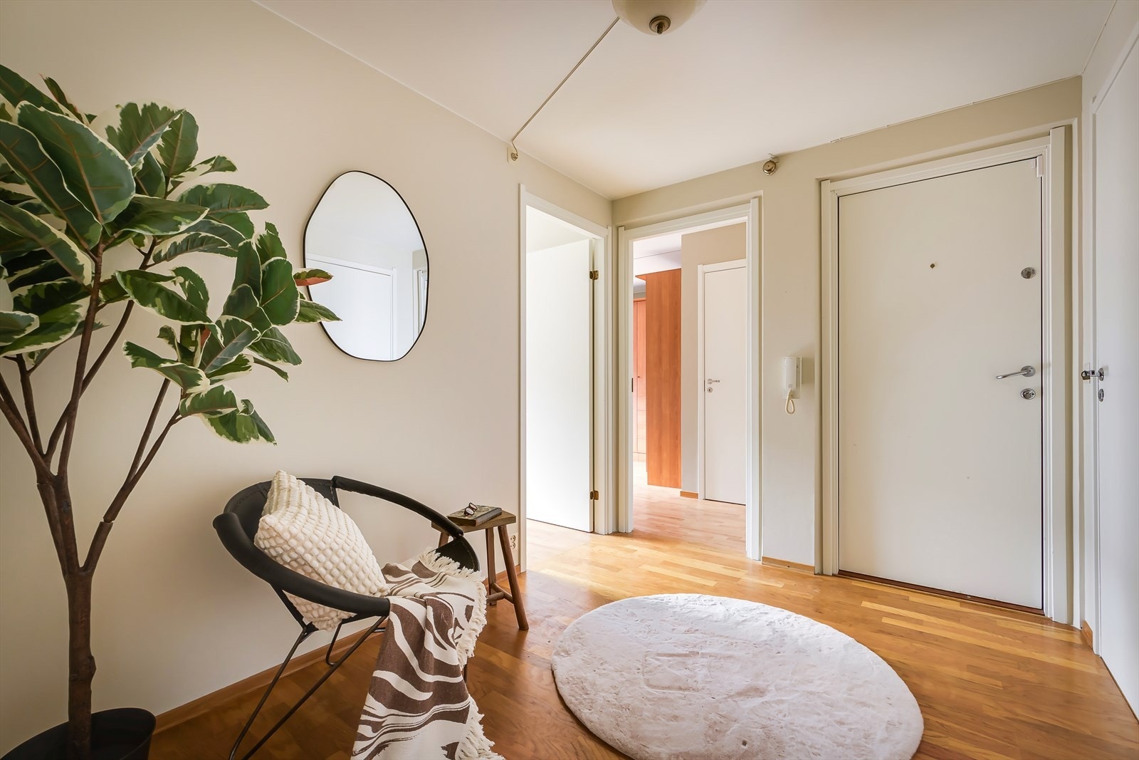 Velkommen inn! En romslig og lys entré med gode oppbevaringsmuligheter Galleribilde