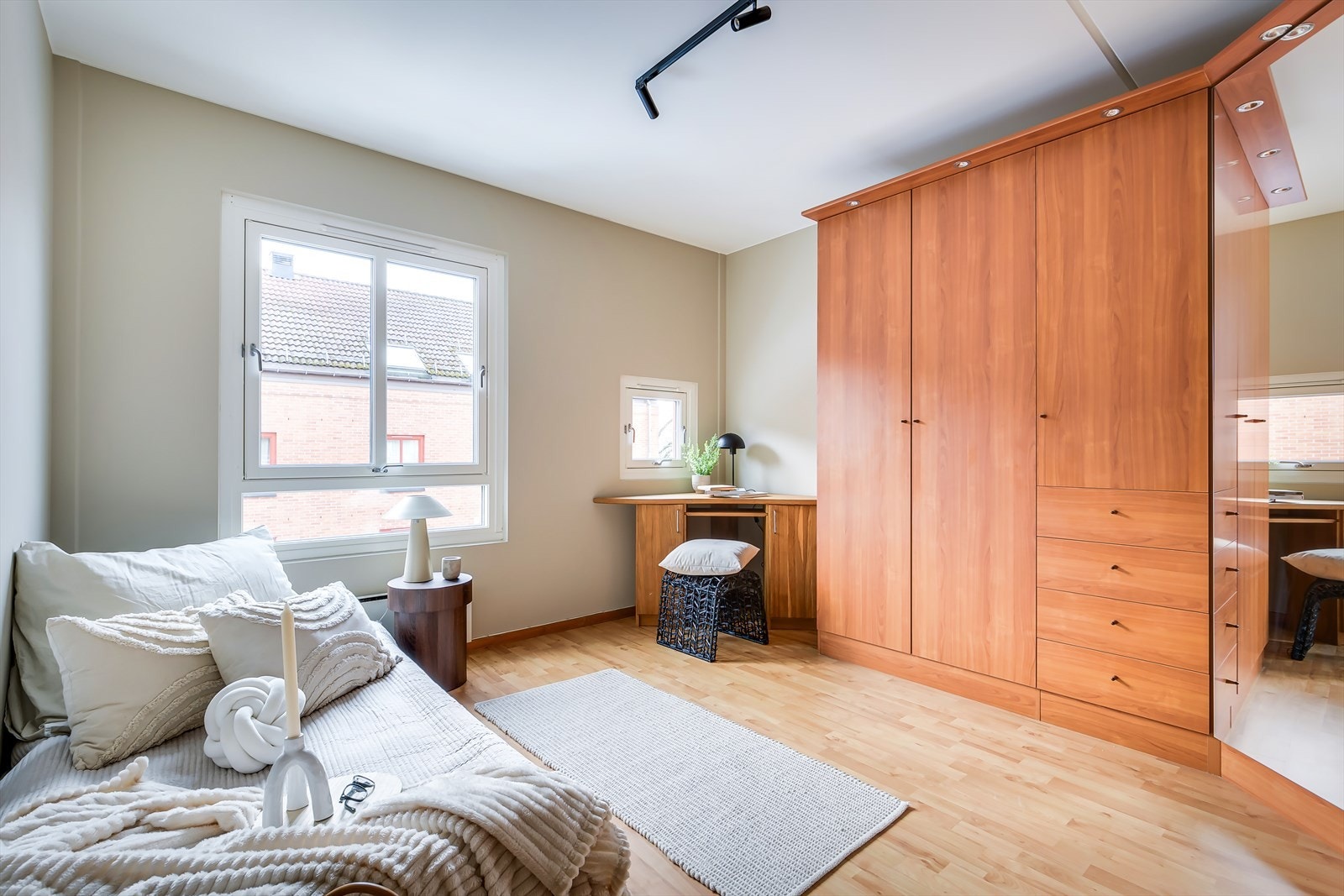 Soverommet har god plass til seng og nattbord, samt et stort garderobeskap. Galleribilde