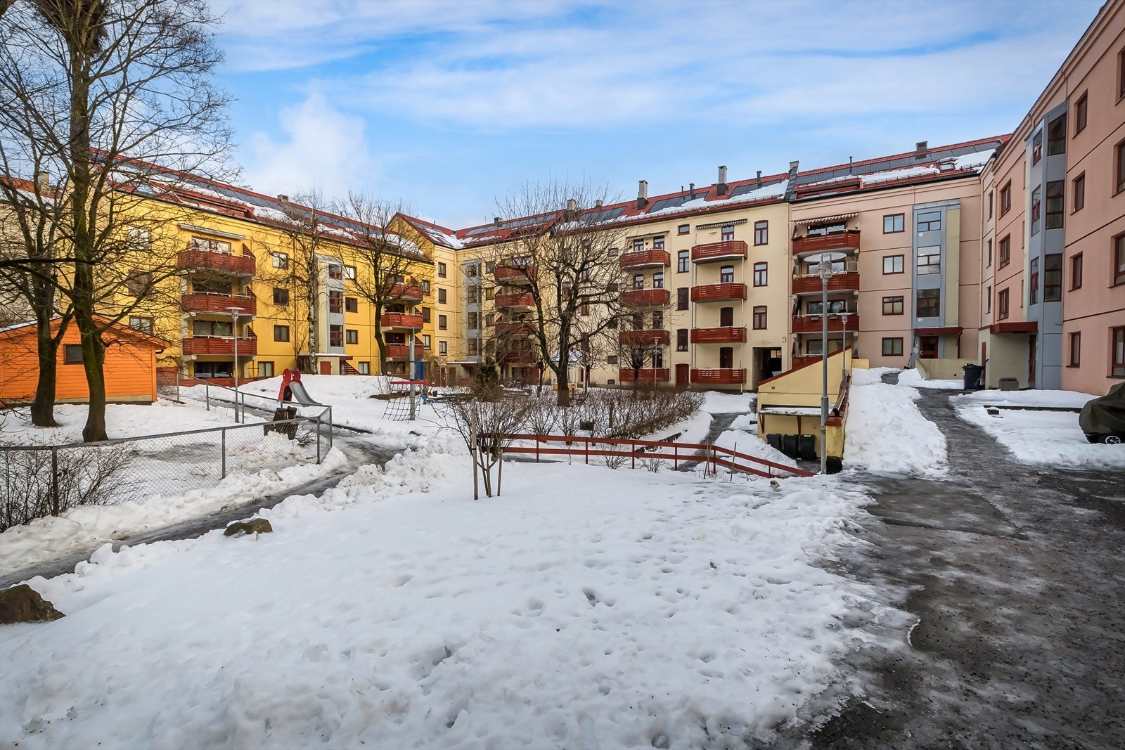 Borettslaget har en herlig bakgård for både store og små med flere sittegrupper og en flott lekeplass, perfekt for sammenkomster med venner, familie og naboer. Galleribilde