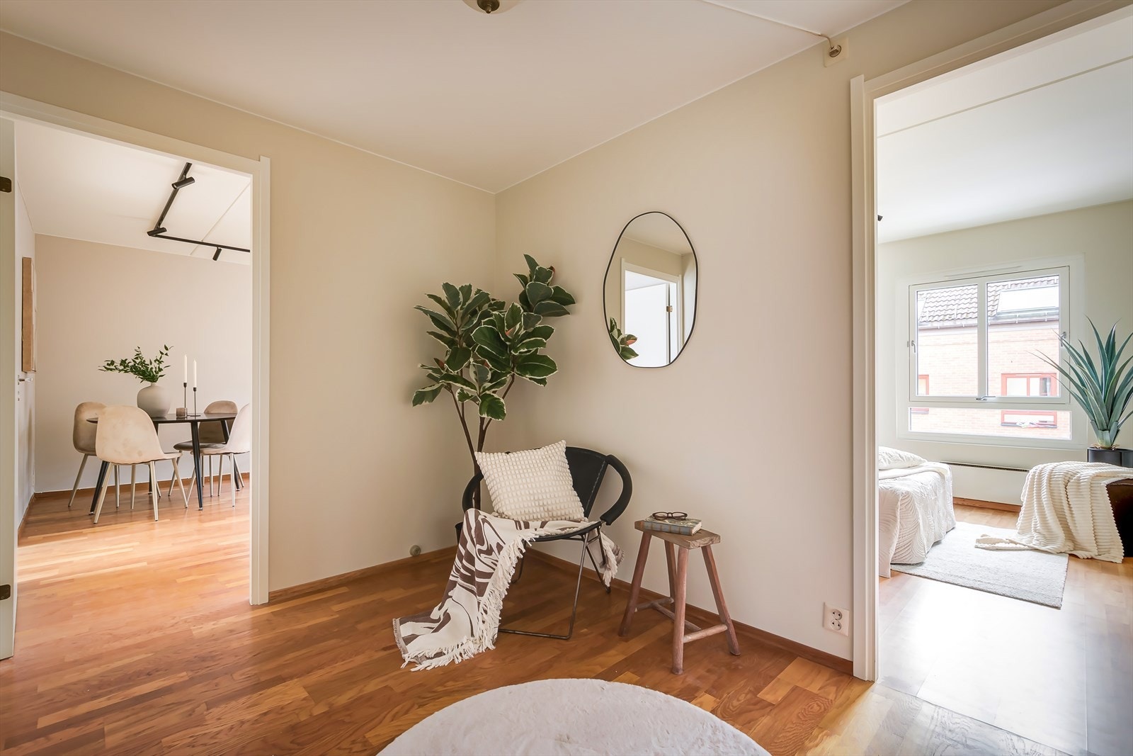 Her er det god plass til å sette inn ett flott garderobeskap, knakker til oppheng av jakker og sko stativ. Galleribilde