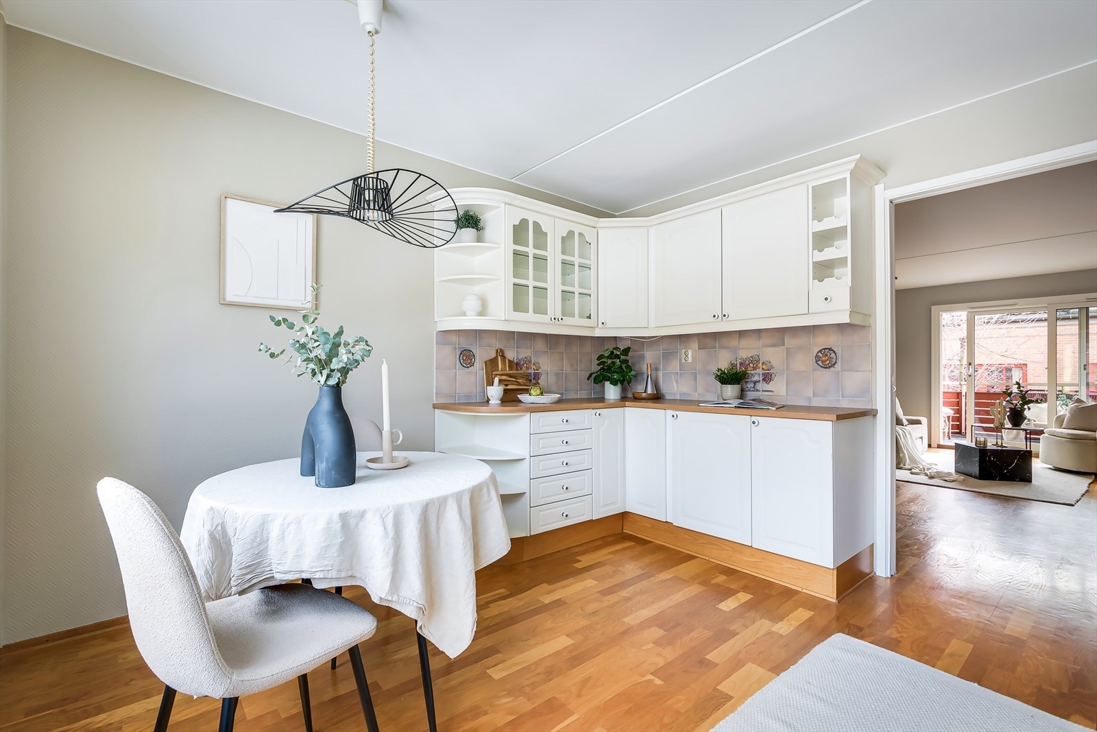 En gjennomgående og romslig leilighet med en innholdsrik planløsning bestående av stue med utgang til balkong, separat kjøkken, to soverom, bad, vaskerom, bod og toalettrom. Galleribilde