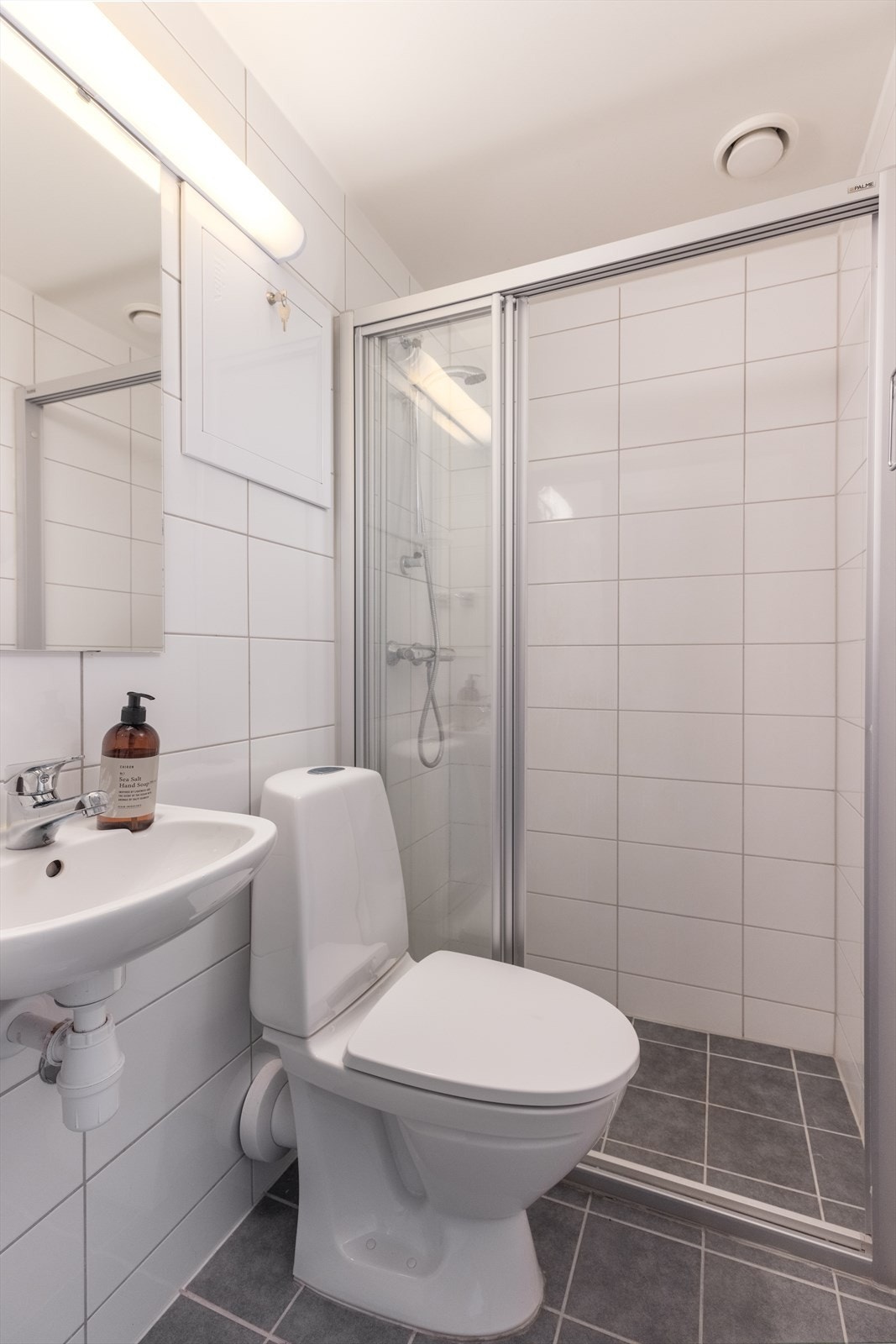 Moderne, flislagt baderom Galleribilde