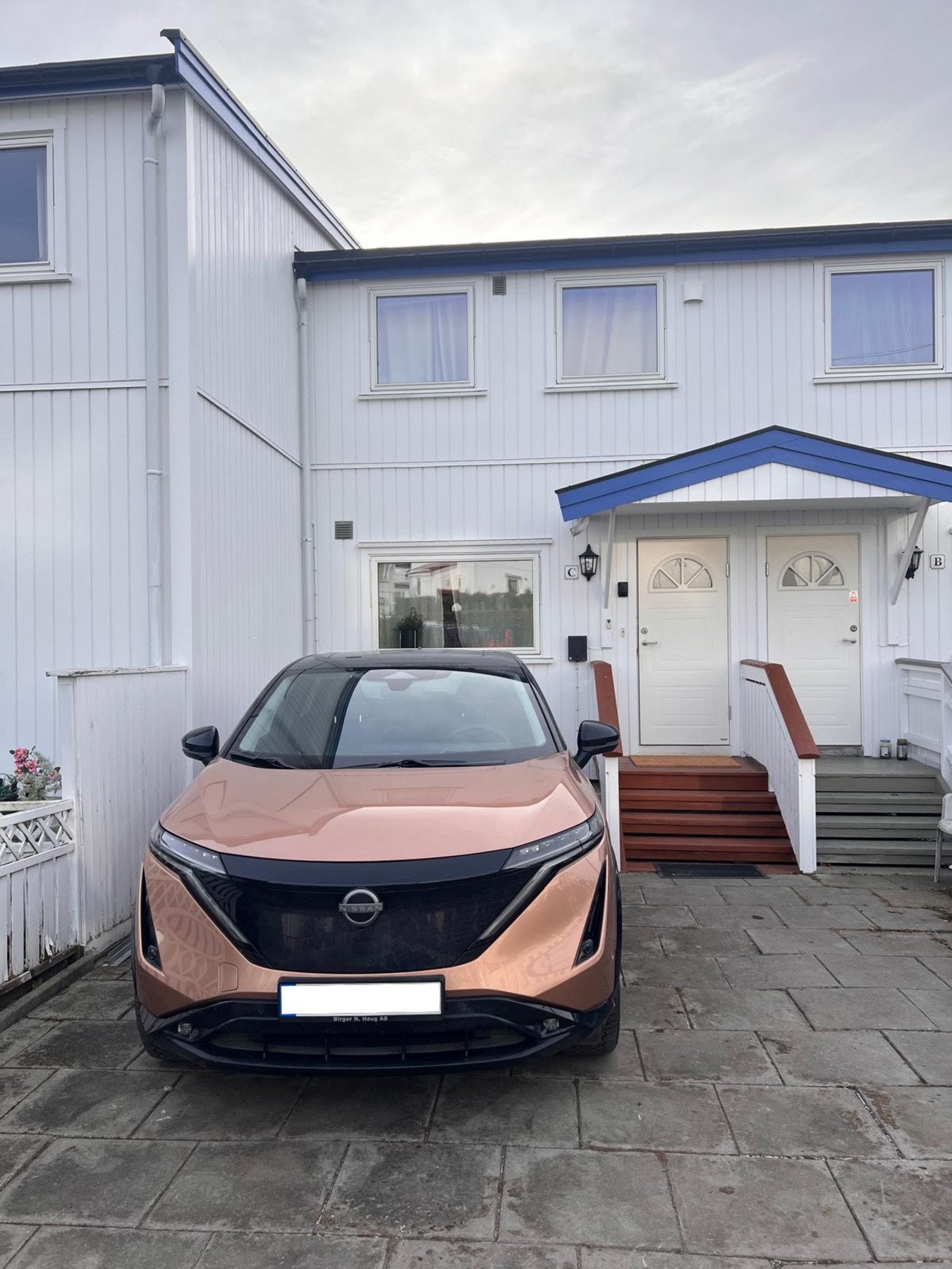 Det er steinbelagt foran boligen. Selgers bilde. Galleribilde