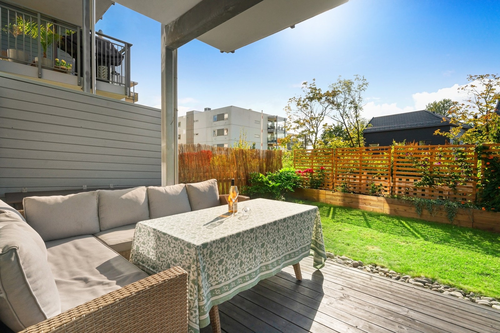 Her får du gleden av en herlig uteplass med hage på totalt 59 kvm. Galleribilde