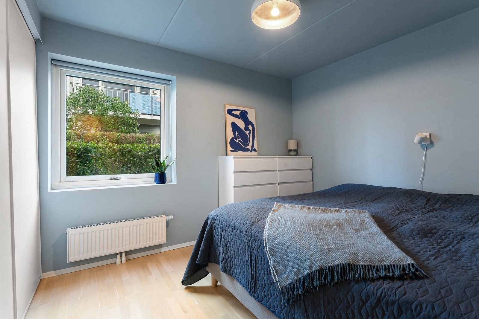 Hovedsoverommet har god plass til dobbeltseng, nattbord og kommode. Galleribilde