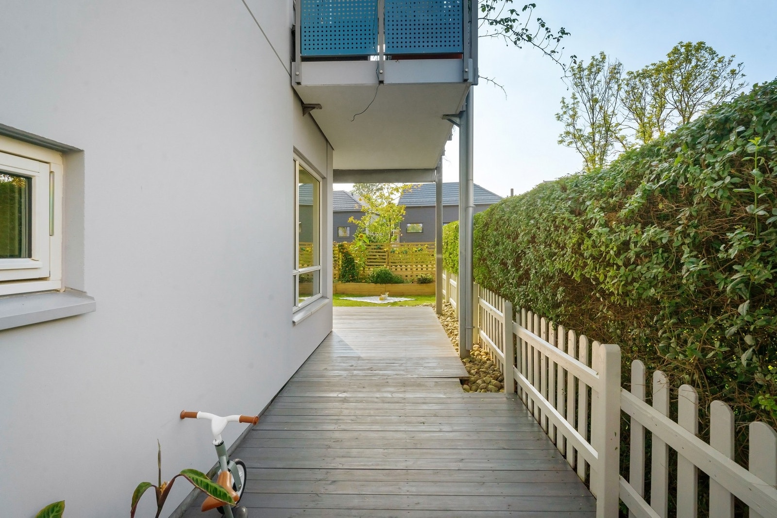 Levegg mot naboen, kombinert med hekken rundt hagen gir en privat og skjermet uteplass. Galleribilde