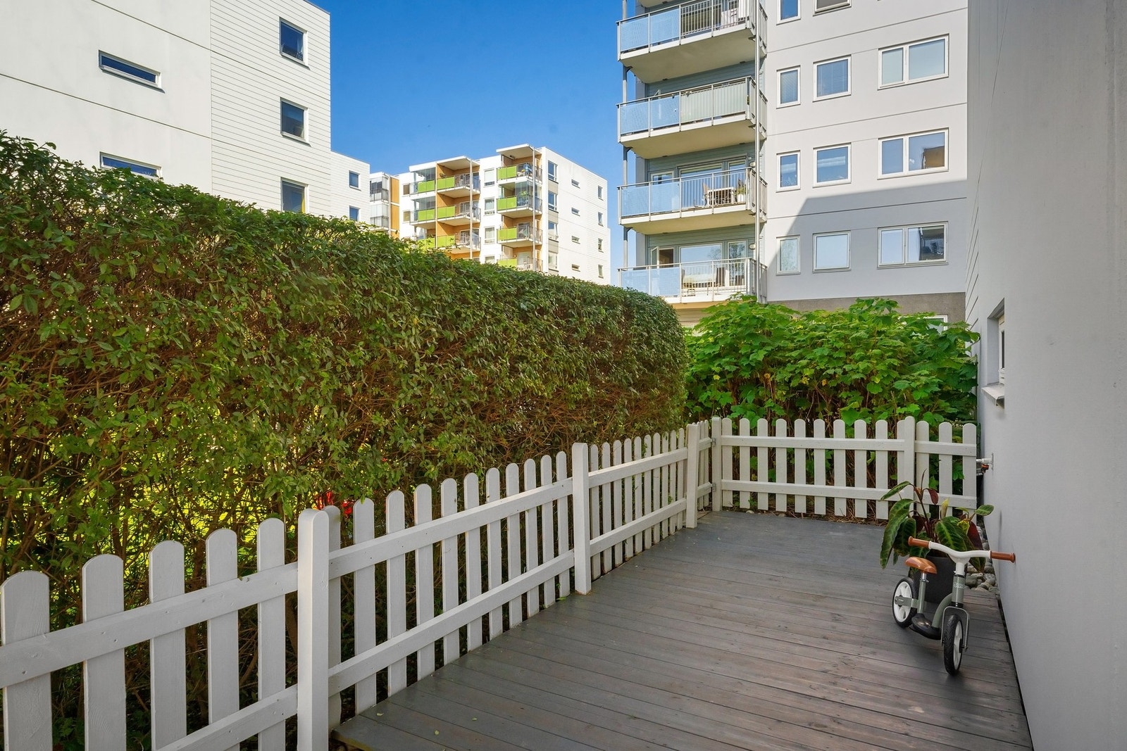 Uteplassen har fin plass for loungemøbler, spisebord, solsenger og grill. Galleribilde