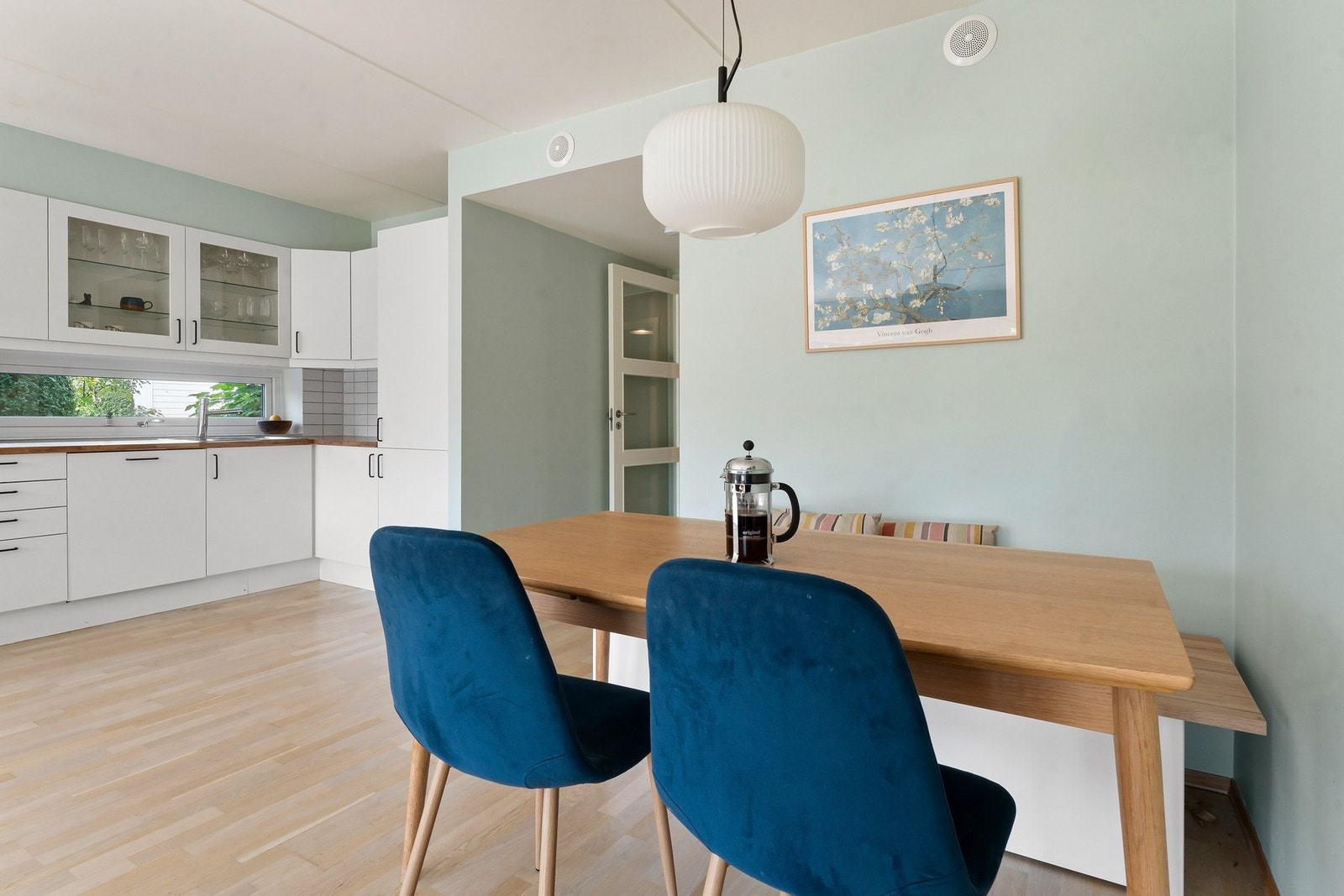 Godt utnyttet med plassbygget sittebenk som også har oppbevaringsplass. Galleribilde