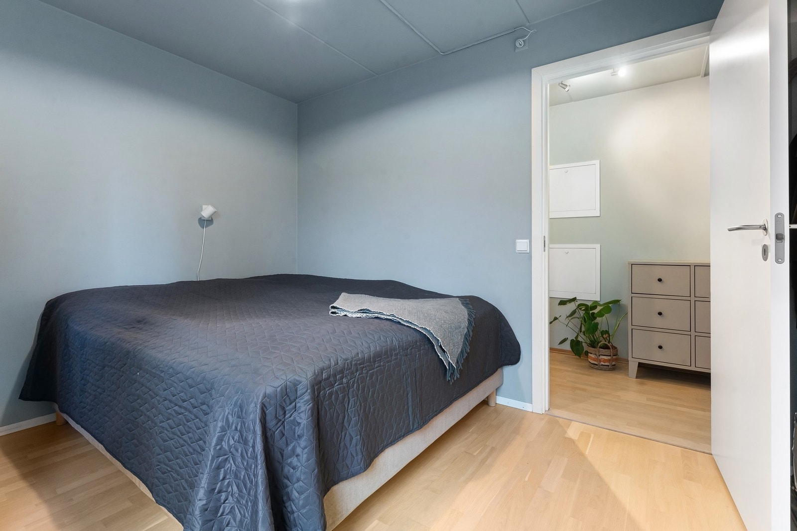 Boligen har i alt to soverom som begge ligger mot rolige, bilfrie fellesområder. Galleribilde