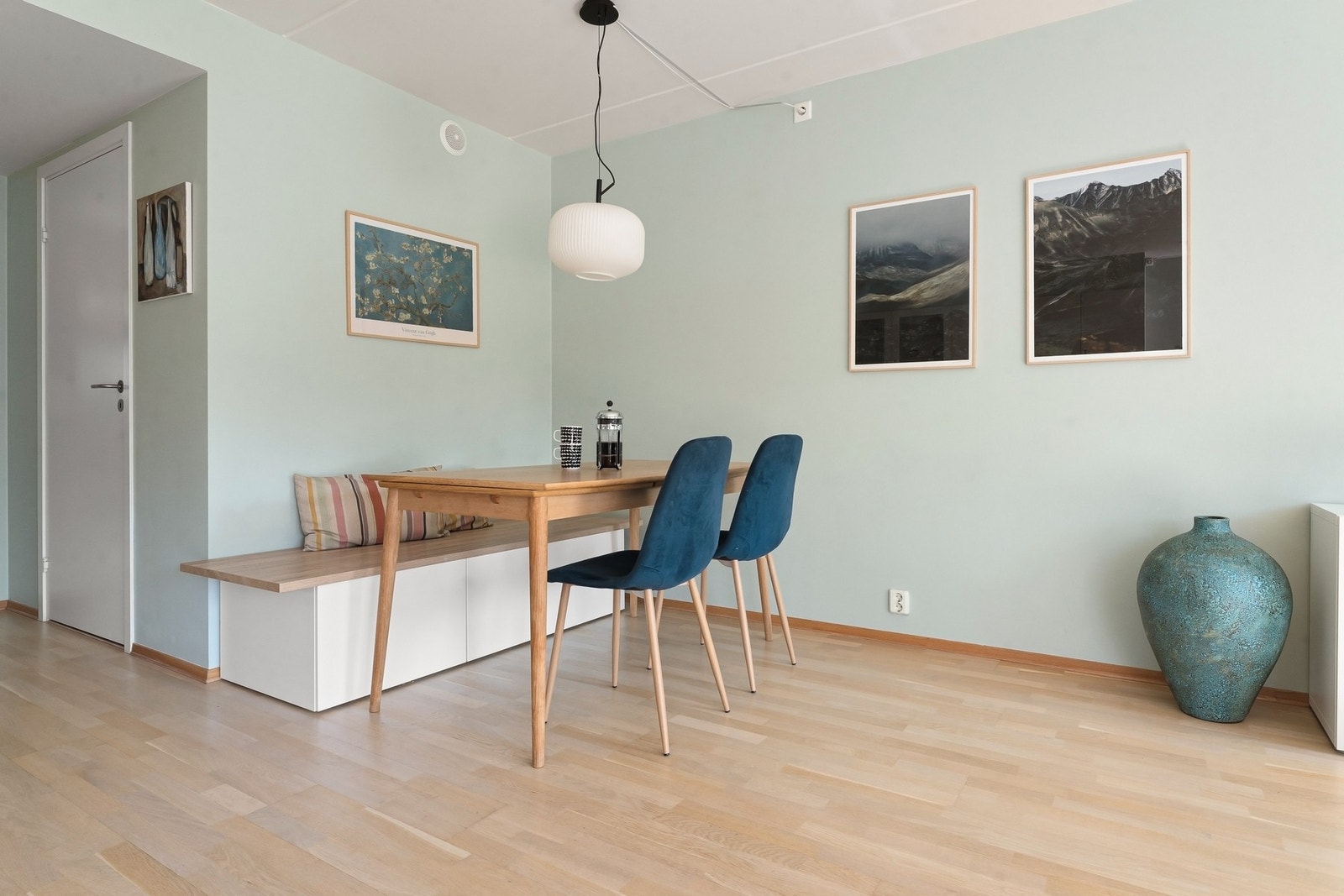 I stuen er det fin plass for spisebordsgruppe. Galleribilde