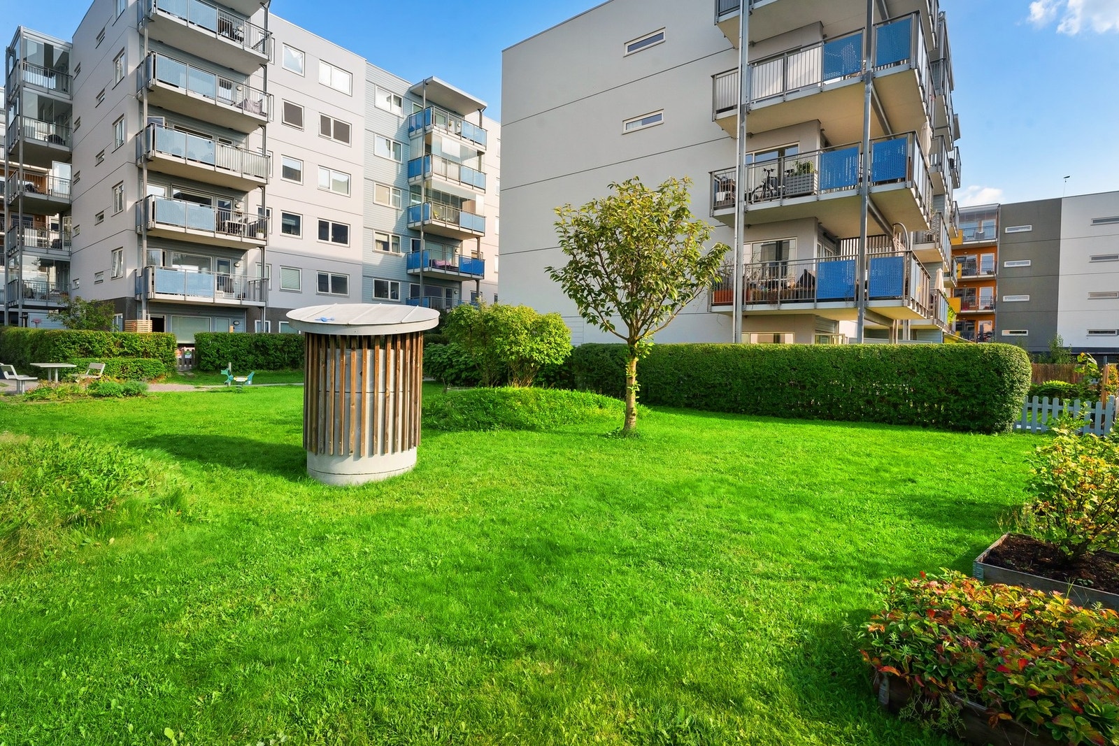 Nabolaget er pent opparbeidet med flotte grøntområder. Galleribilde