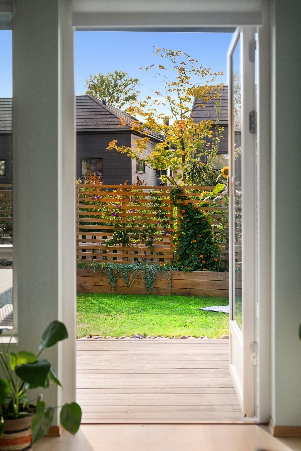 På sommerstid vil uteplassen oppleves som en ekstra stue, hvor balkongdøren for det meste vil stå åpen. Galleribilde